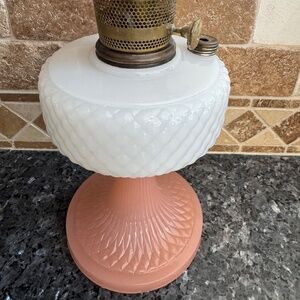 ELEGANT VINTAGE ALADDIN WHITE OVER PINK MOONSTONE DIAMOND QUILT OIL LAMP